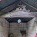 ブロック積みの祠。軒に鰐口が下がっている。